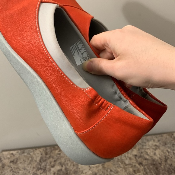 Orange Clarks Cloud Steppers Slippers - Picture 5 of 17